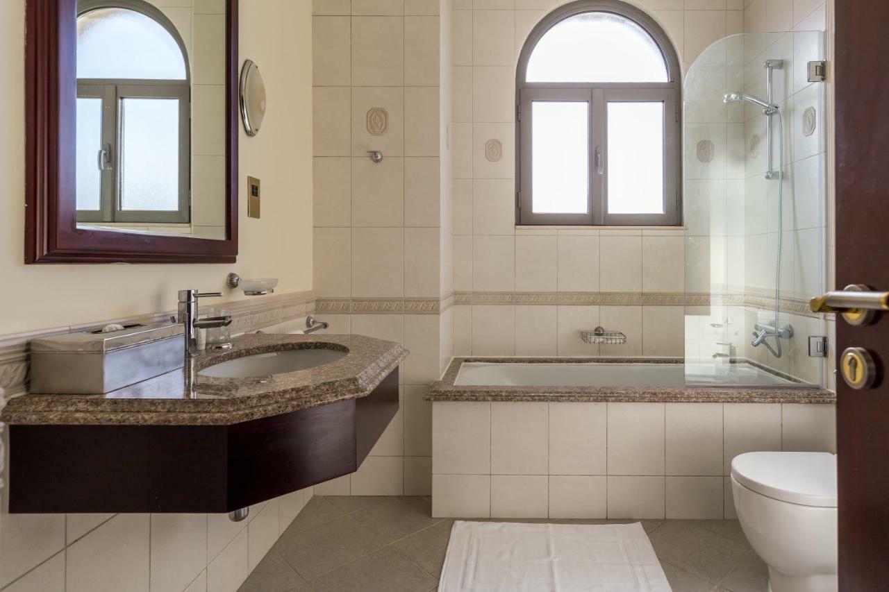 Chic 4Br Villa With Assistant Room And Private Pool On Palm Jumeirah By Deluxe Holiday Homes Dubaj Zewnętrze zdjęcie