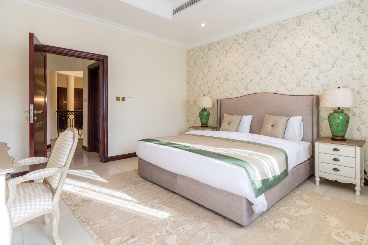 Chic 4Br Villa With Assistant Room And Private Pool On Palm Jumeirah By Deluxe Holiday Homes Dubaj Zewnętrze zdjęcie